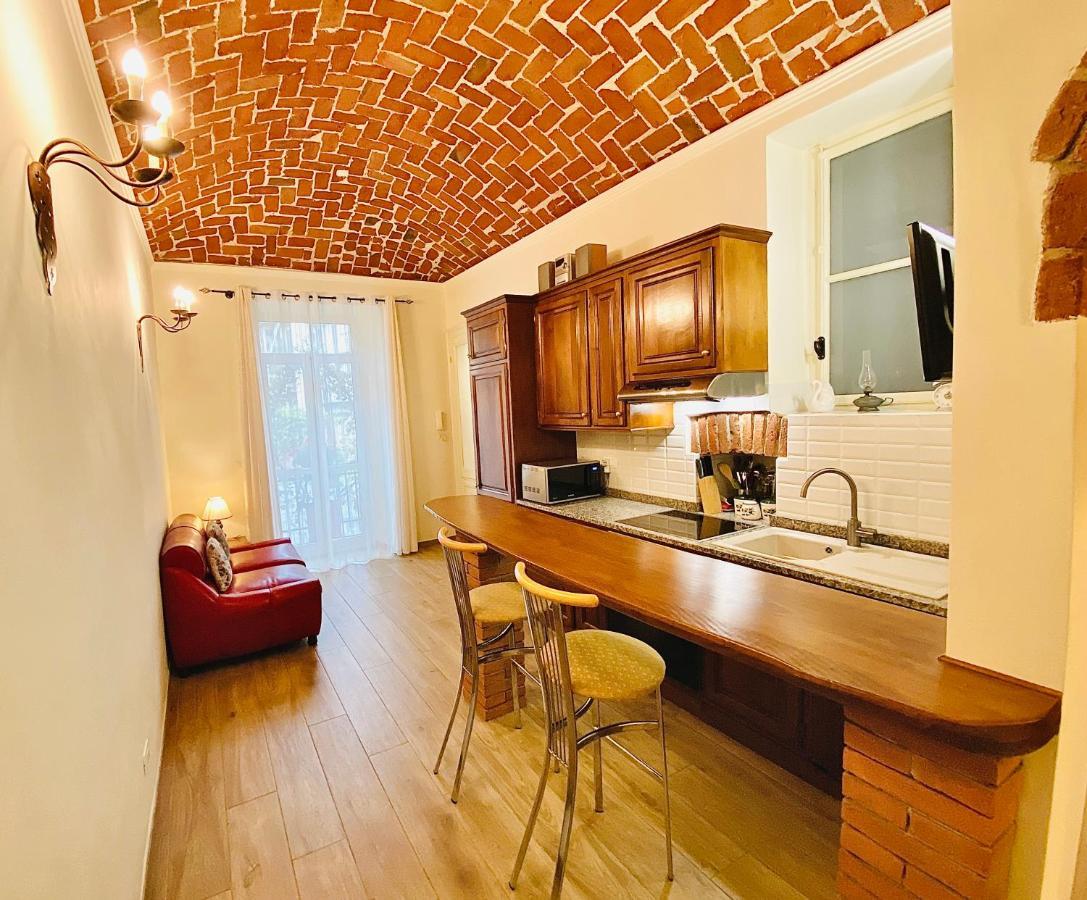 Exquisitely Renovated And Centrally Located Apartment With Free Parking Torino Kültér fotó